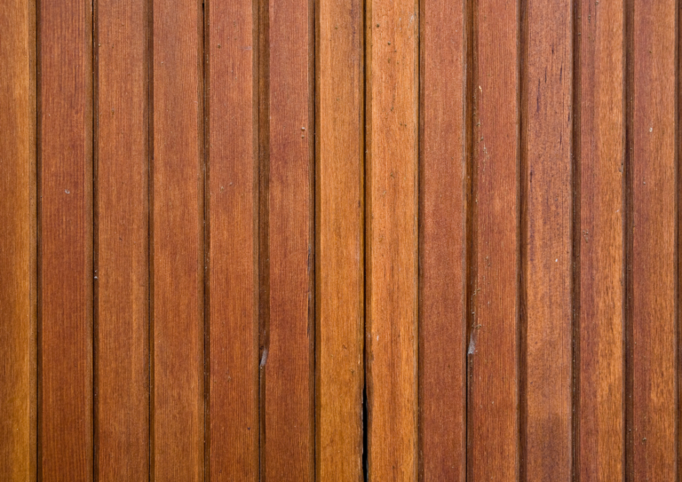 ¿A qué riesgos te expones si no tienes instalado un panel de madera pared?